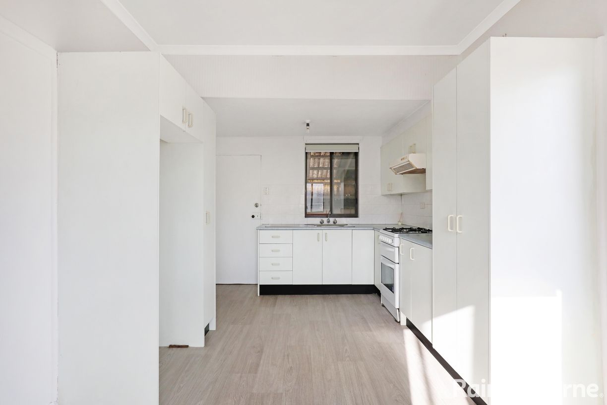 8 Hoskins Avenue — photo 4 of 11