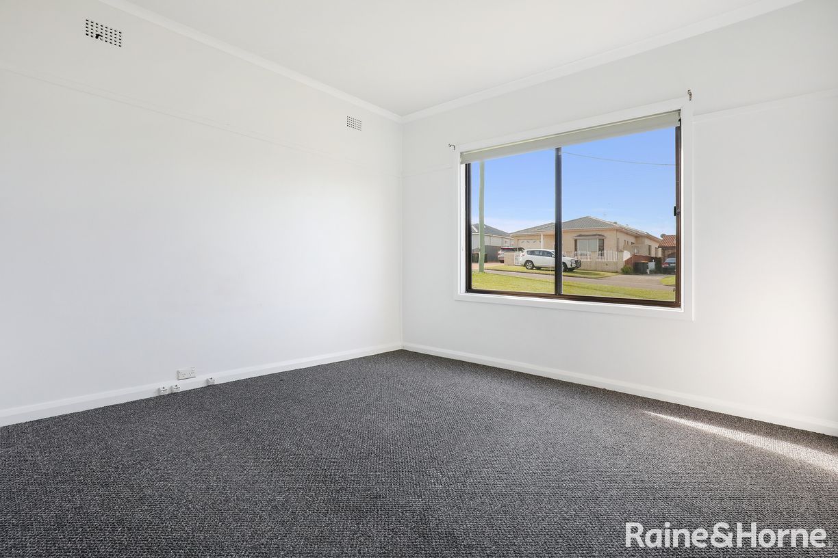 8 Hoskins Avenue — photo 10 of 11