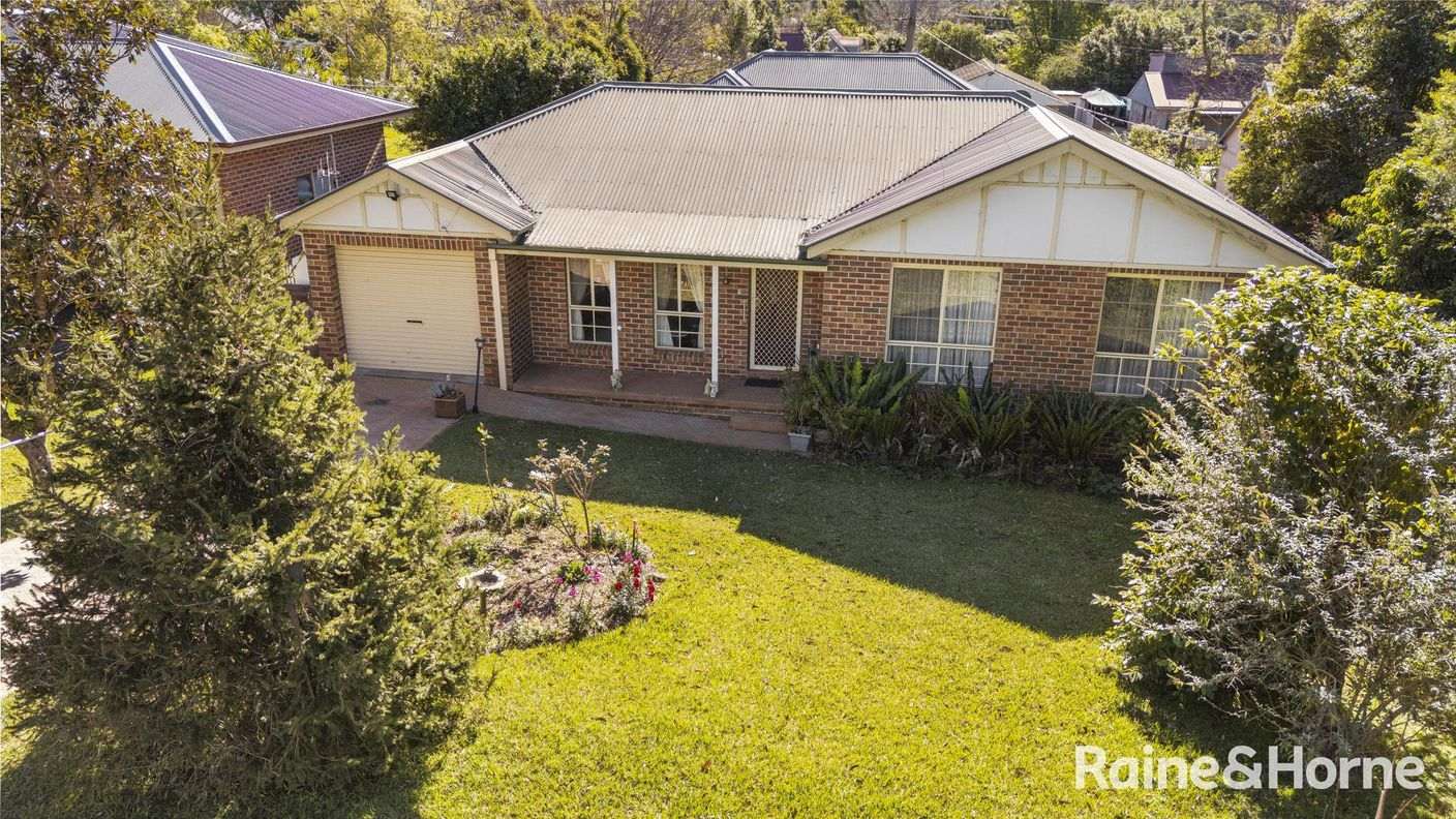 35 Windsor Drive — photo 2 of 12