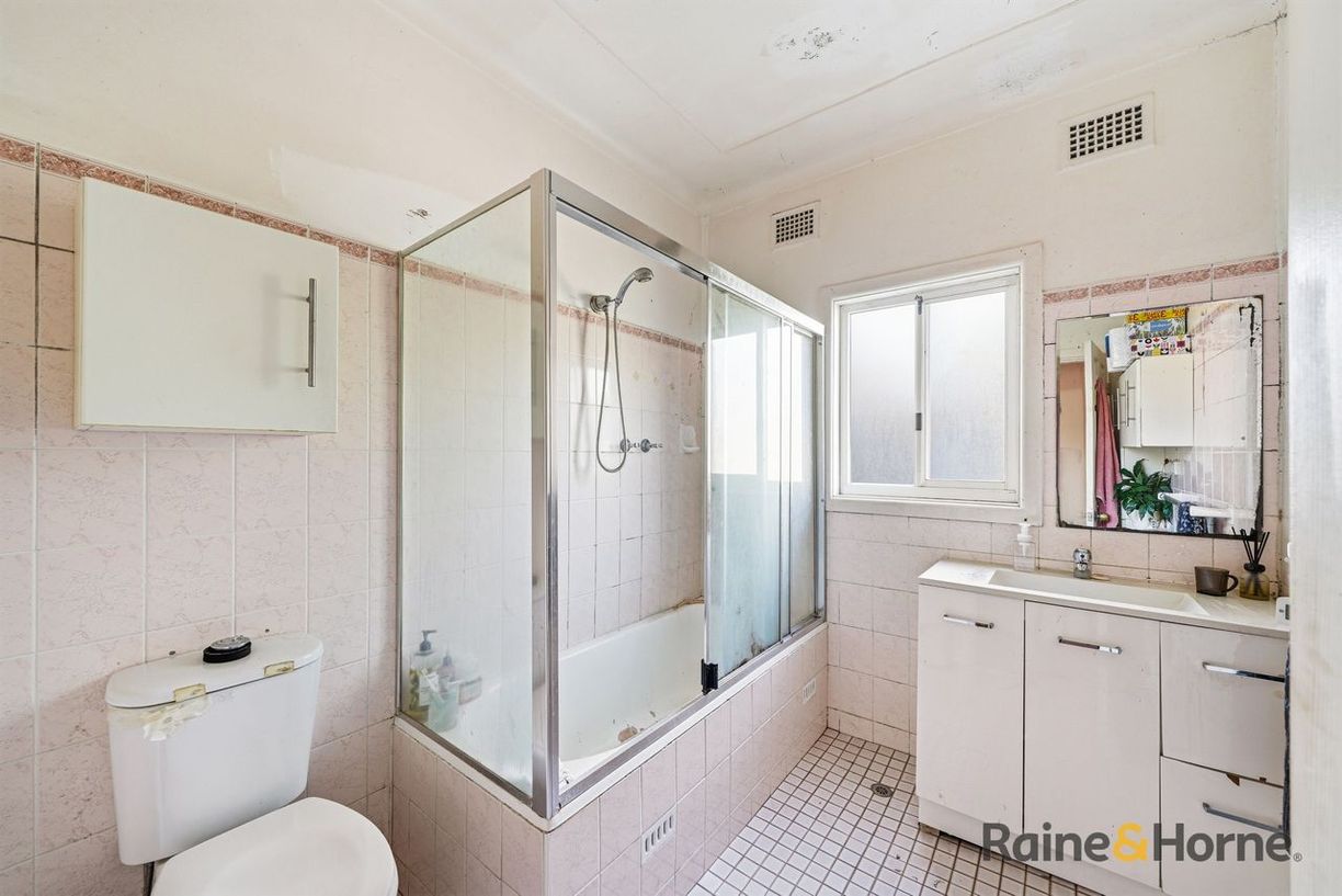 204 Carlingford Rd — photo 9 of 20
