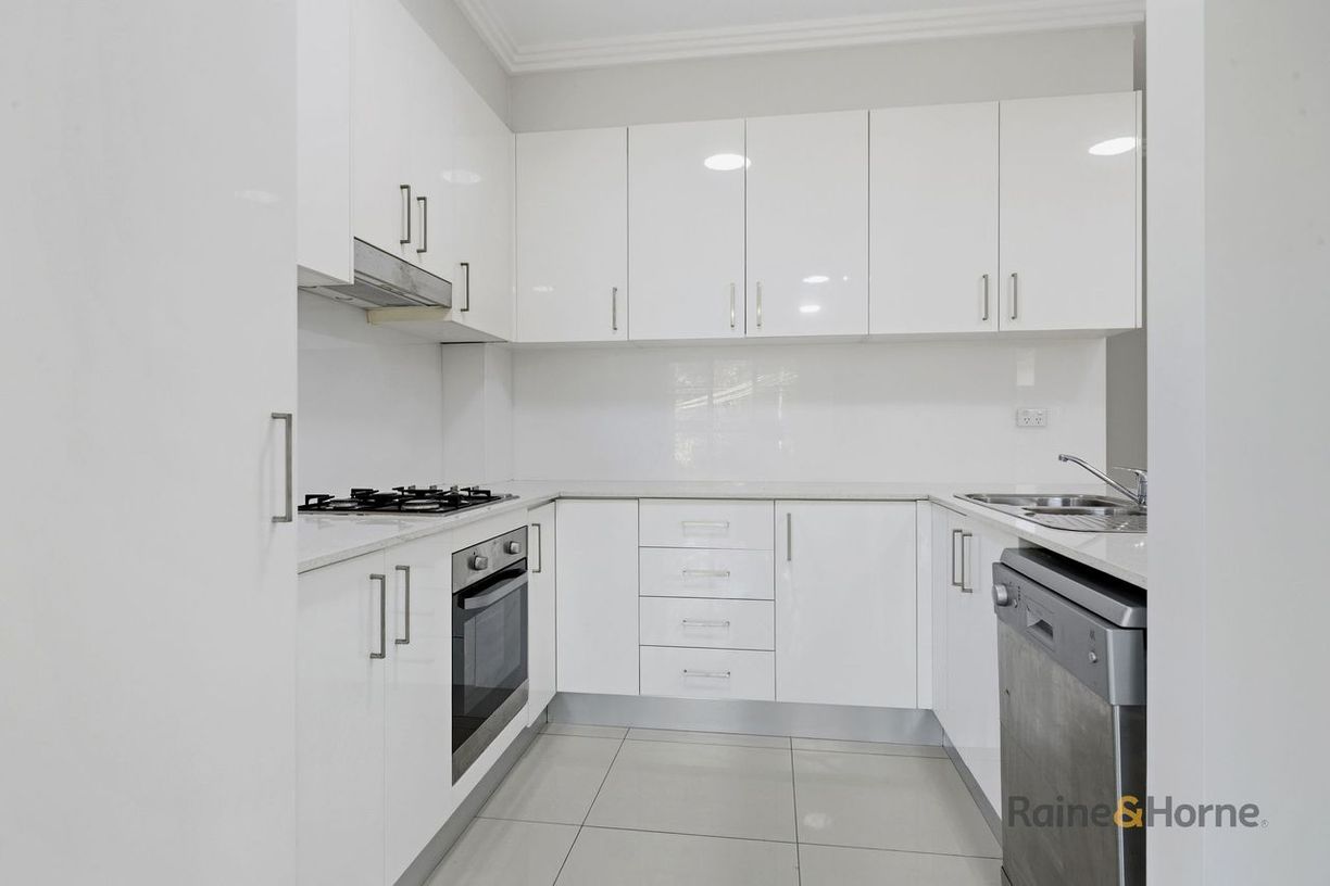 102/39 Moffatts Drive — photo 4 of 9
