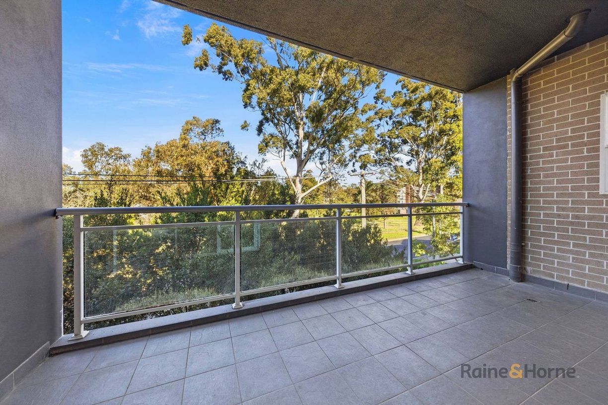 102/39 Moffatts Drive — photo 2 of 9