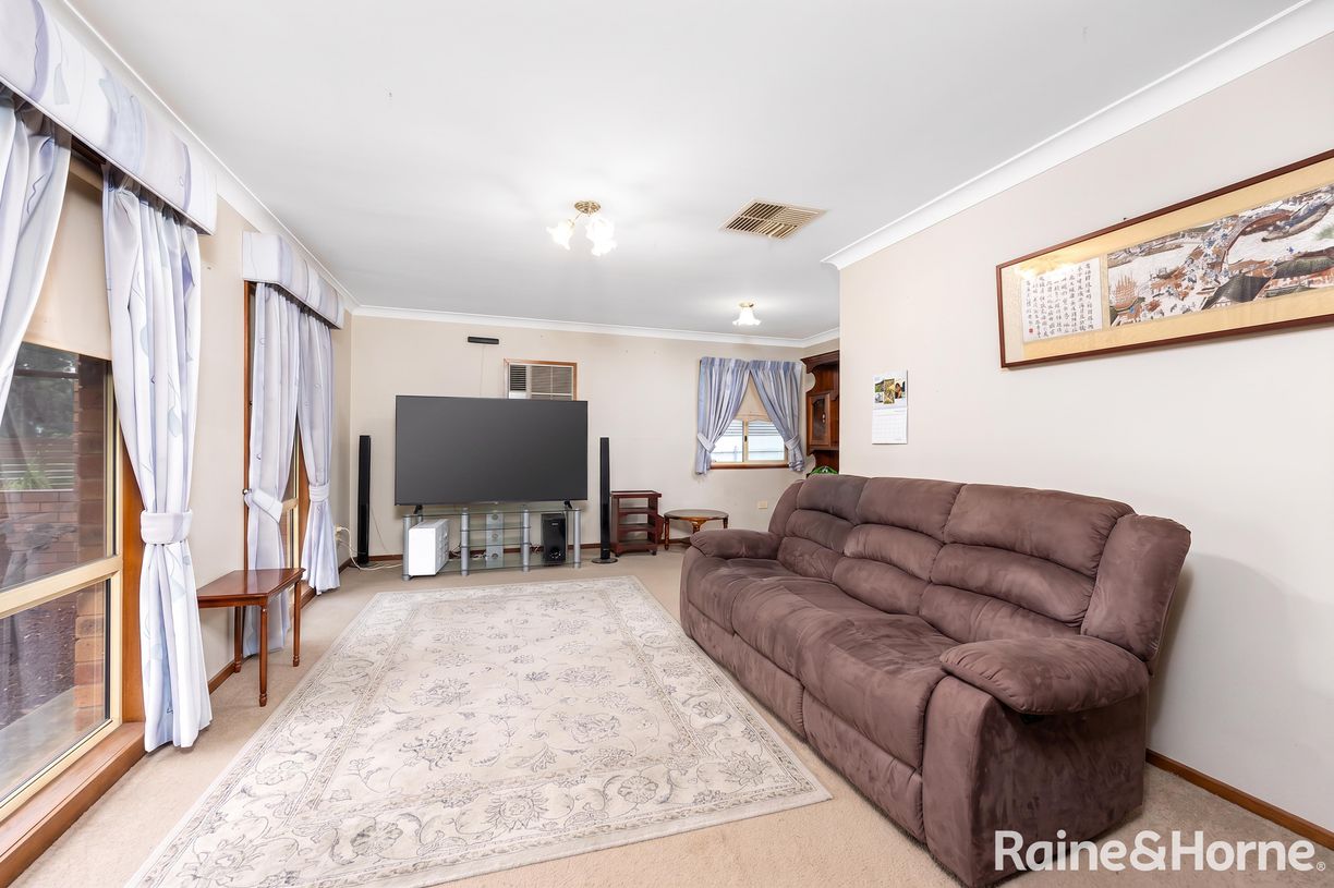 63 Grevillea Crescent — photo 3 of 13