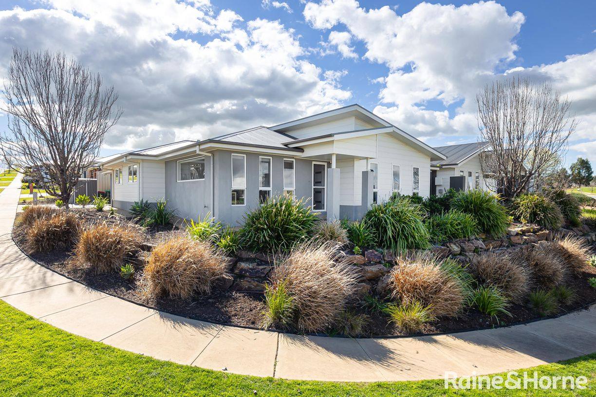 2/34 Ross Parkway — photo from Raine & Horne Wagga Wagga