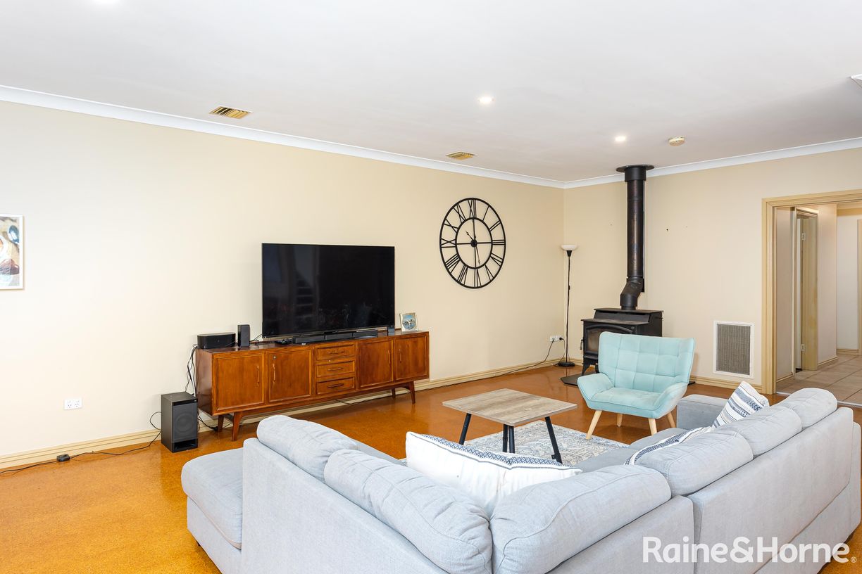 27 Andrews Avenue — photo 4 of 22