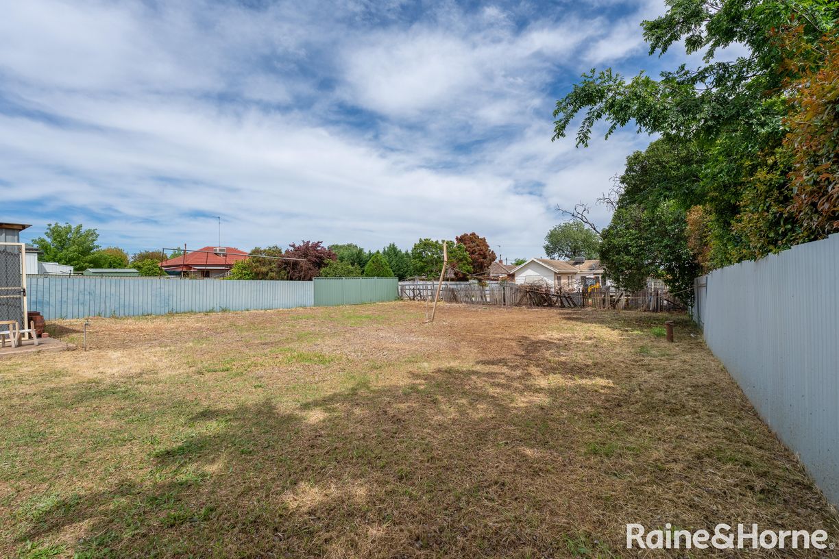 2/32 Croaker Street — photo from Raine & Horne Wagga Wagga