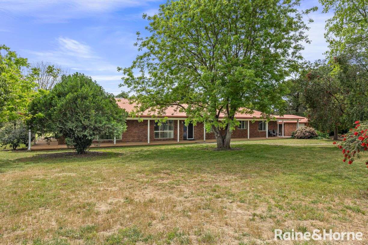 17 Maple Road — photo from Raine & Horne Wagga Wagga