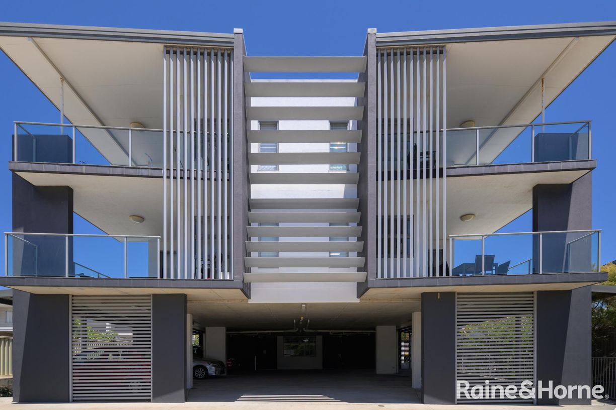 1/11 Glenlyon Street — photo from Raine & Horne Gladstone