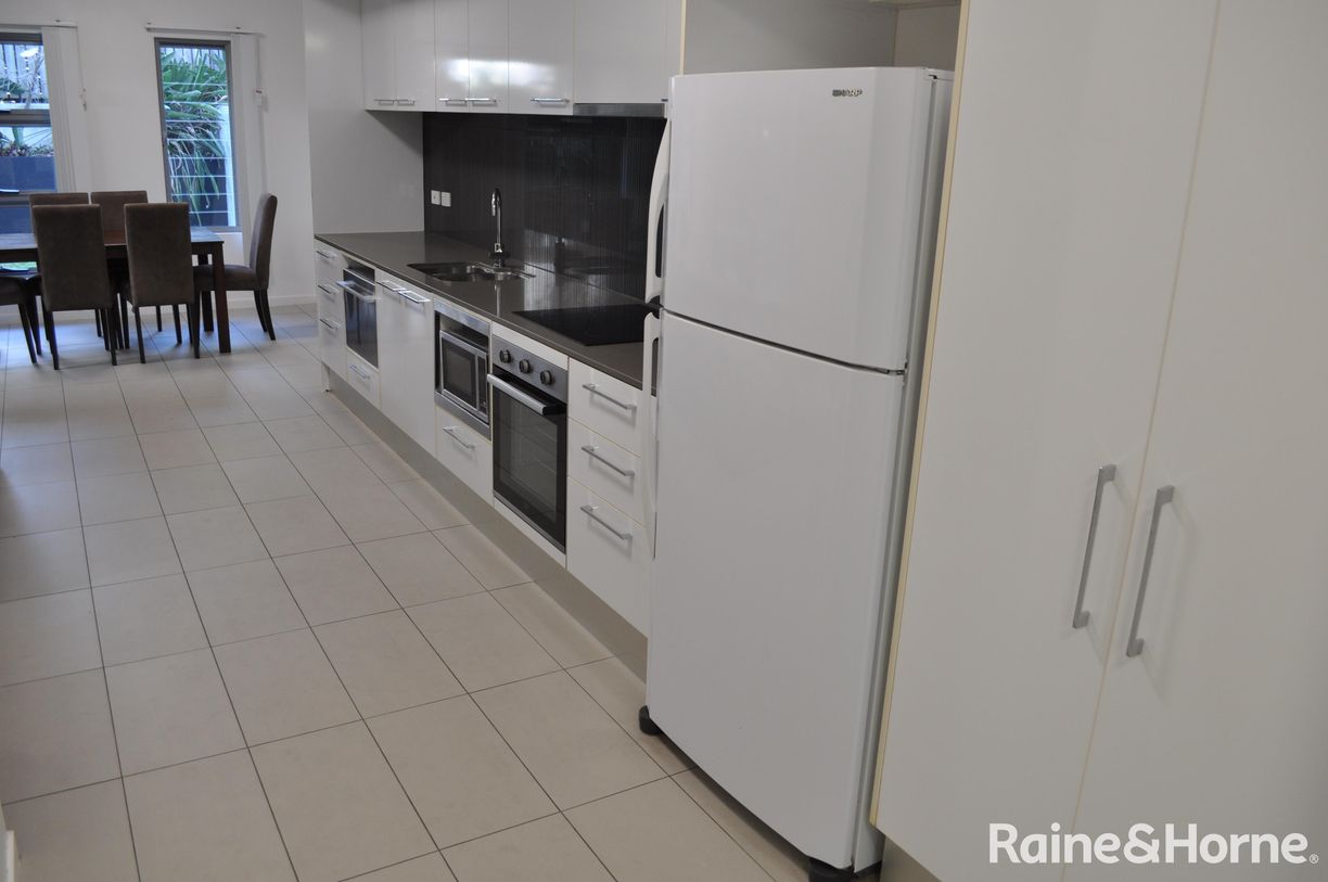 1/11 Glenlyon Street — photo 8 of 19