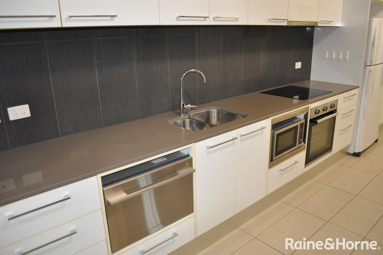 1/11 Glenlyon Street — photo 7 of 19