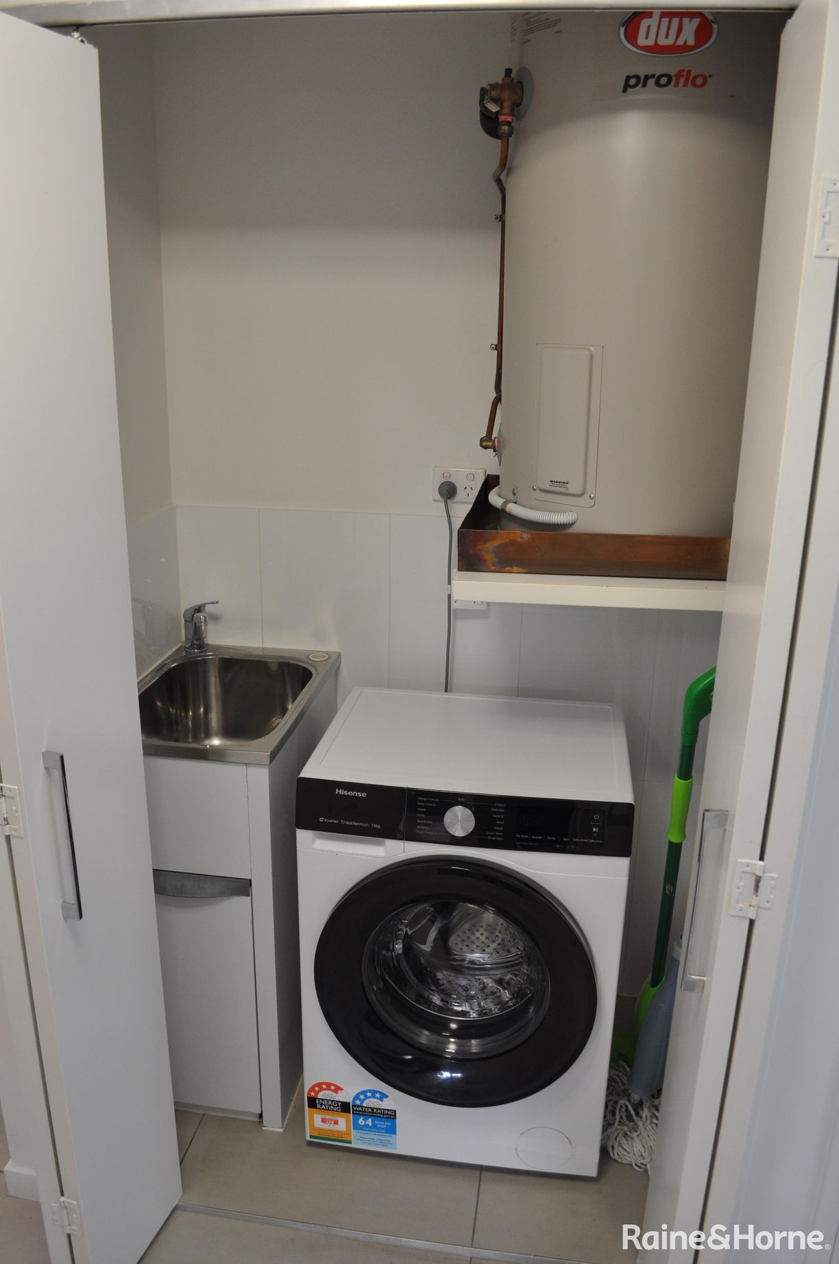 1/11 Glenlyon Street — photo 13 of 19