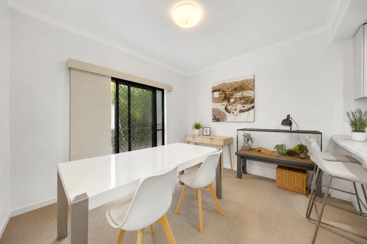 2/1 Michel Place — photo 3 of 14