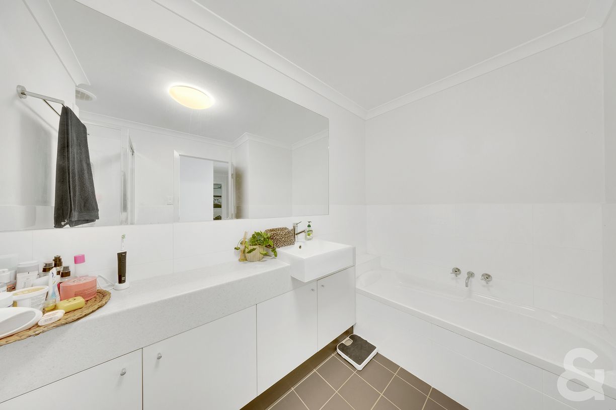 2/1 Michel Place — photo 8 of 14