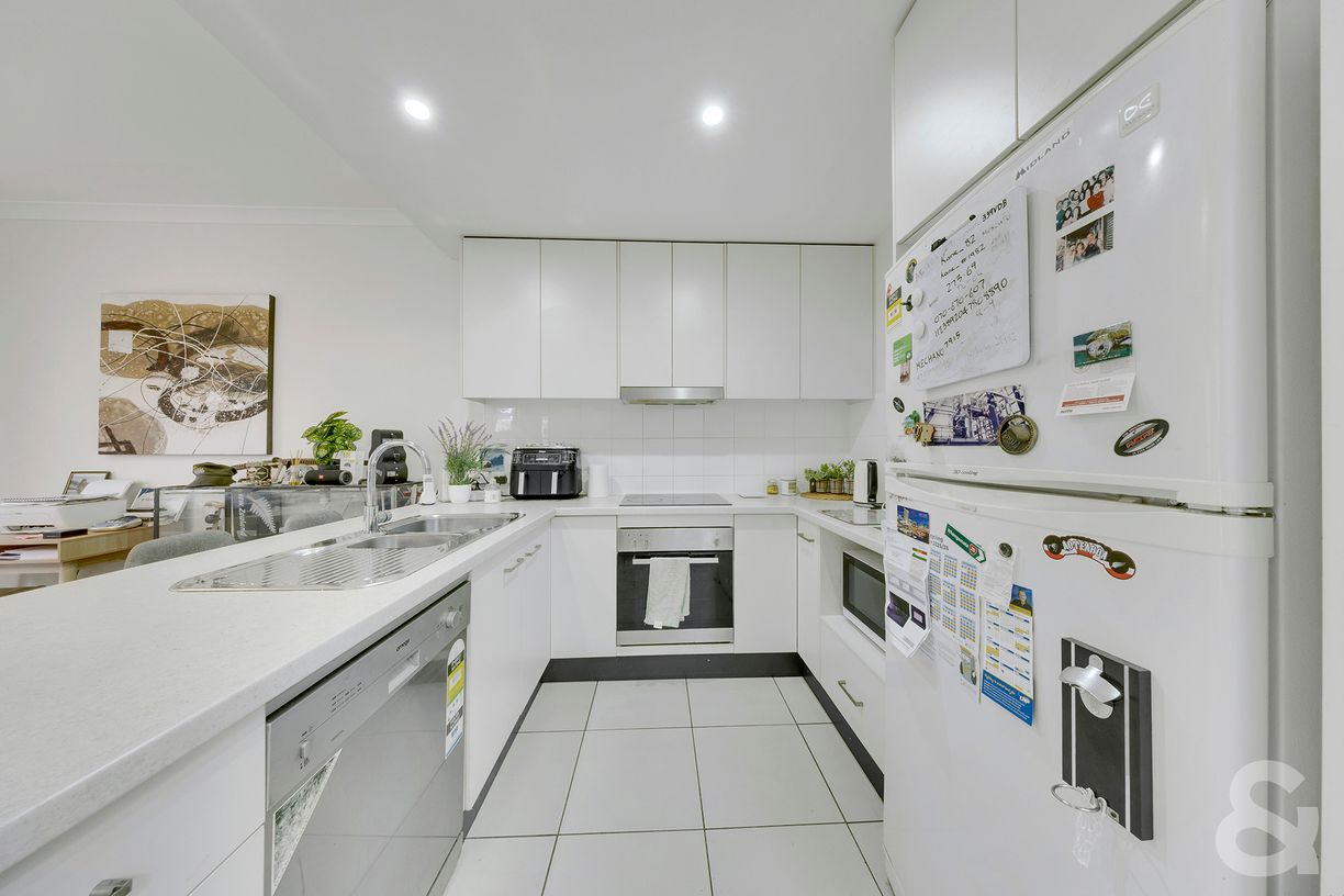 2/1 Michel Place — photo 4 of 14