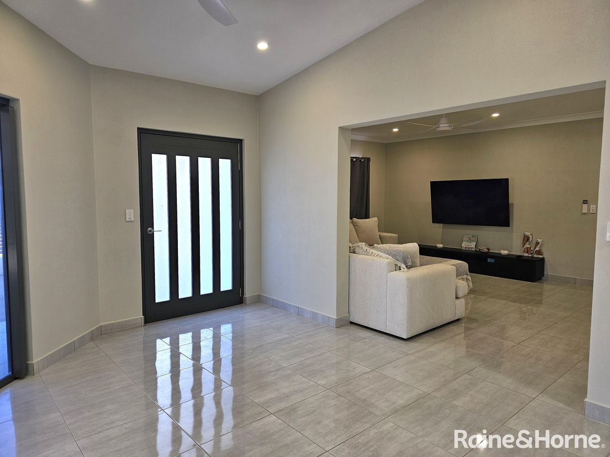 49 Narrah St — photo 3 of 24