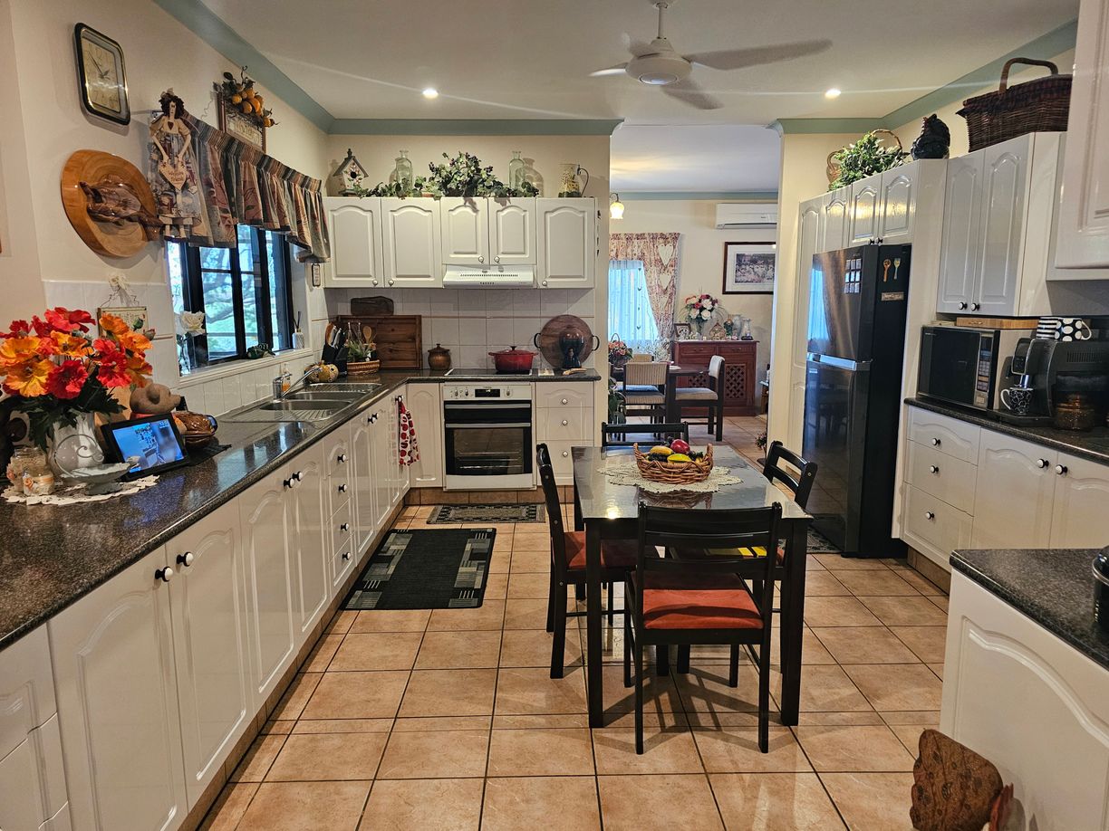 590 Iona Road — photo 9 of 30