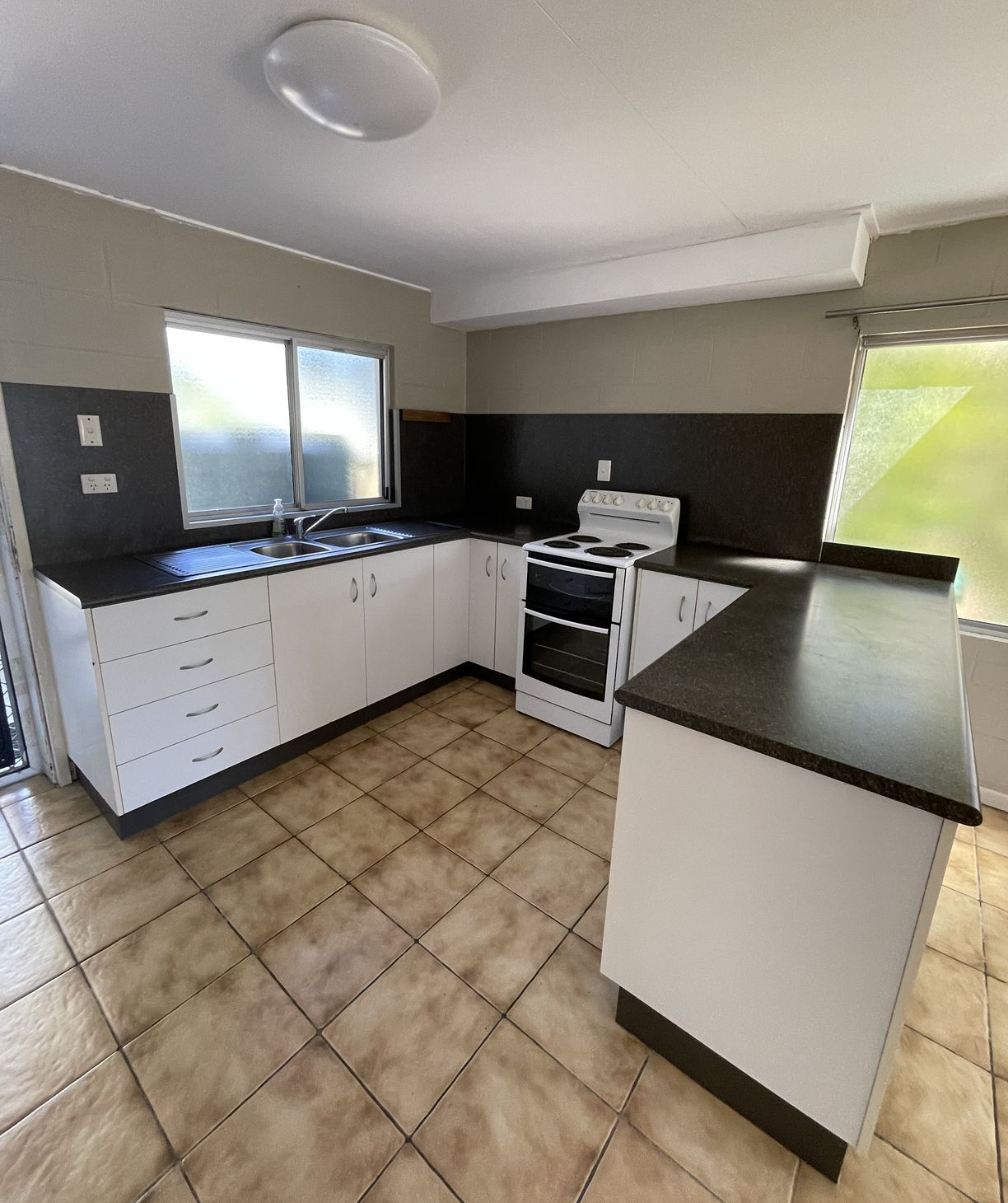 26 SANDOWNS STREET — photo 10 of 30