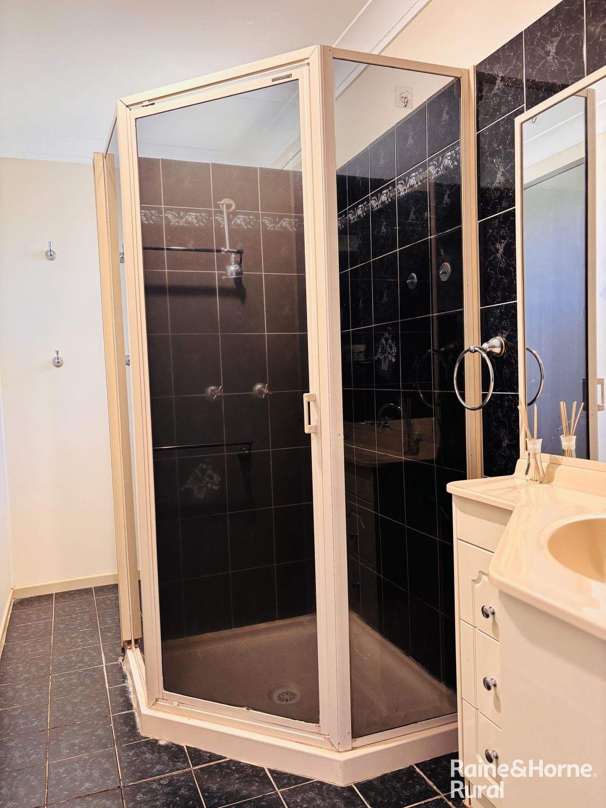 7-13 Edwardes Street — photo 9 of 16