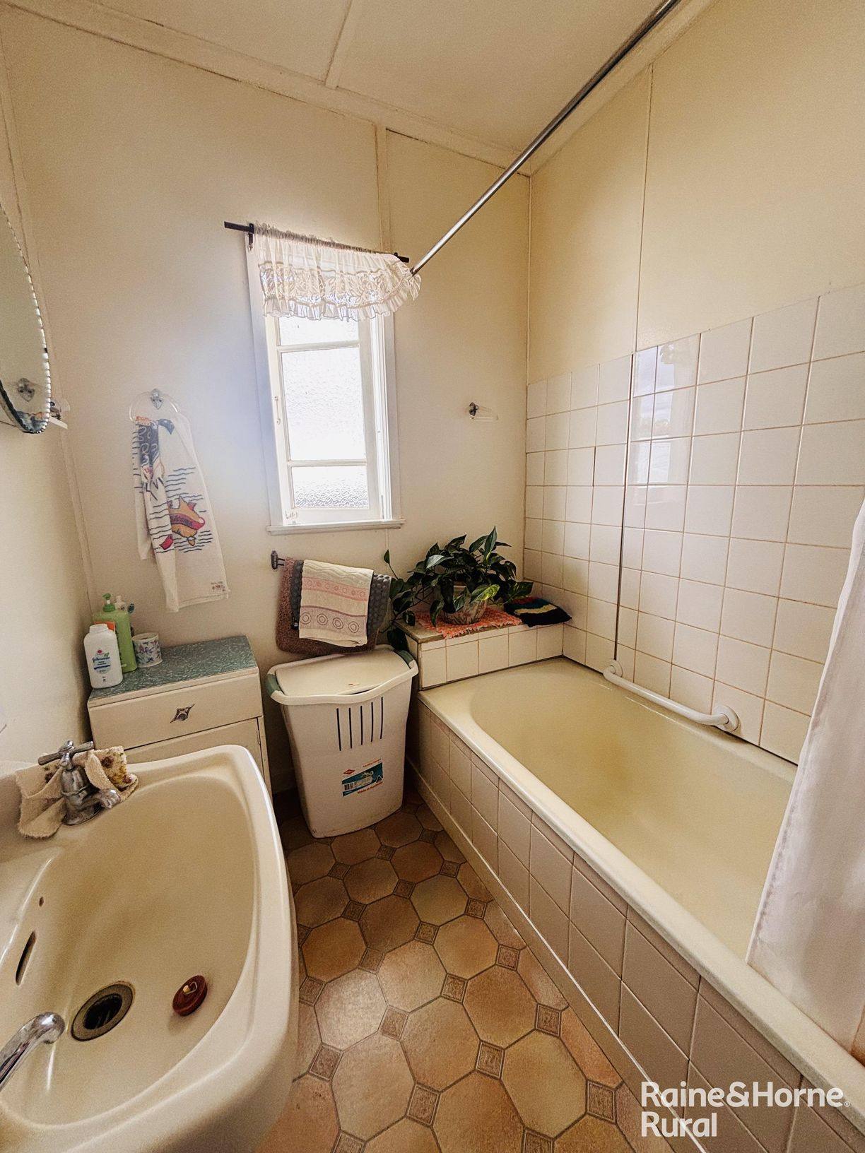 32 Tyrconnel Street — photo 10 of 14