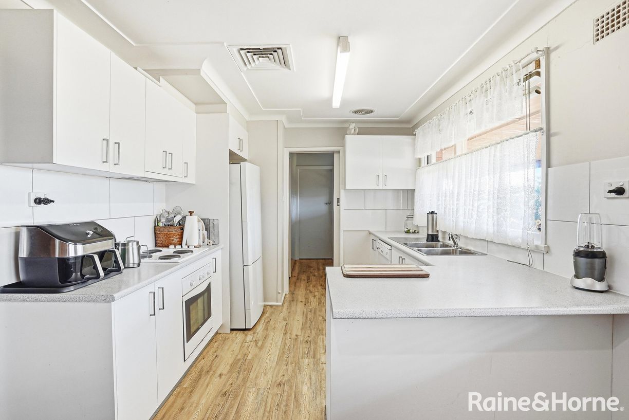 31 Rosedale Avenue — photo 4 of 17