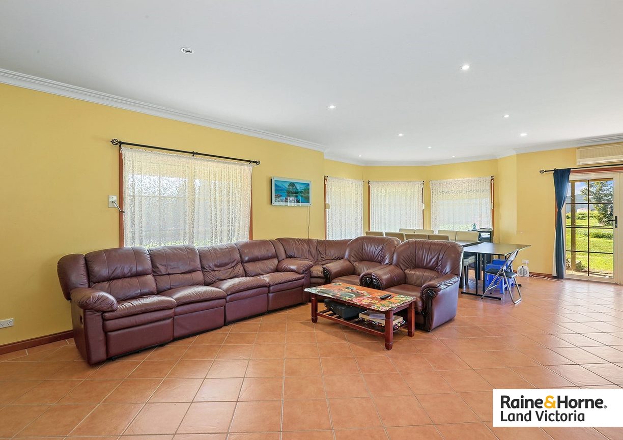136-138 Emmersons Road — photo 11 of 20