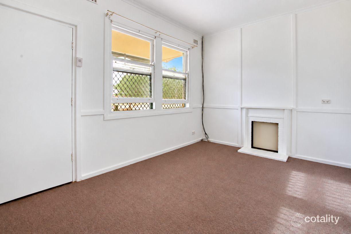 12B-14 Old Sarum Road — photo 7 of 9