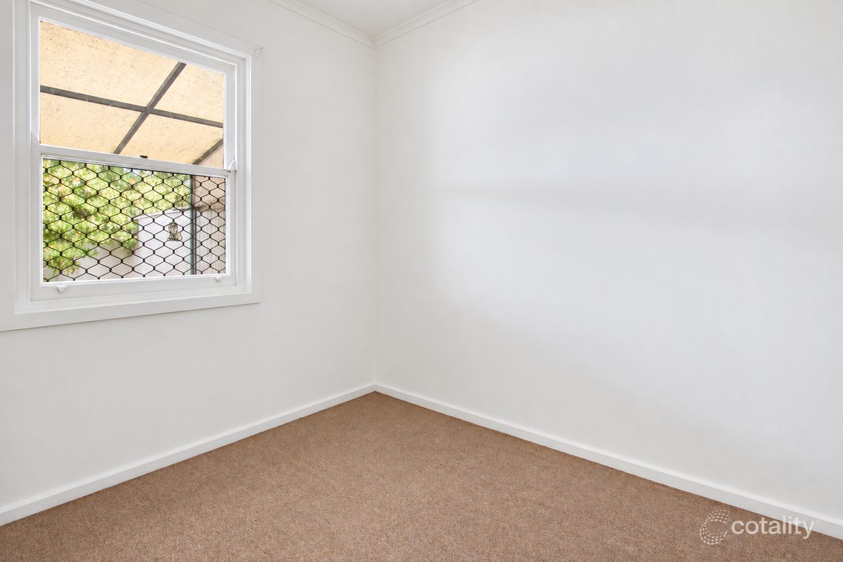 12B-14 Old Sarum Road — photo 8 of 9