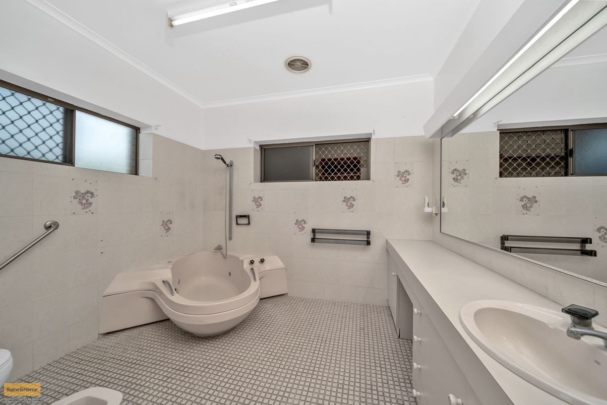 28 Riverside Crescent — photo 18 of 30
