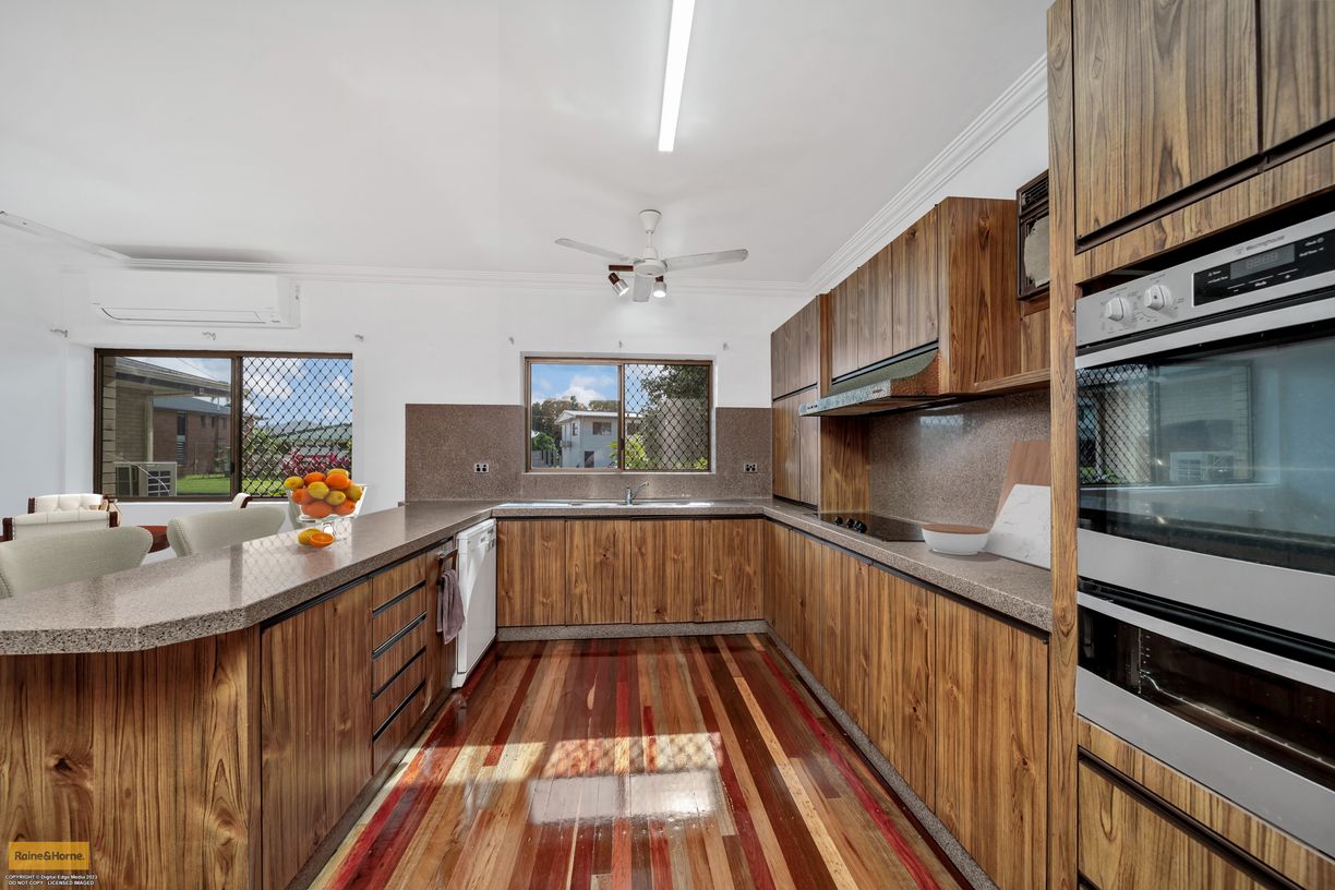 28 Riverside Crescent — photo 10 of 30