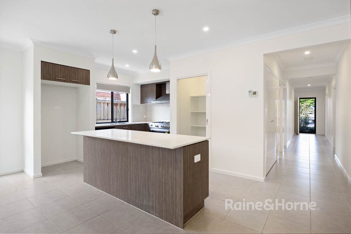 30 Rockfern Crescent — photo 2 of 18
