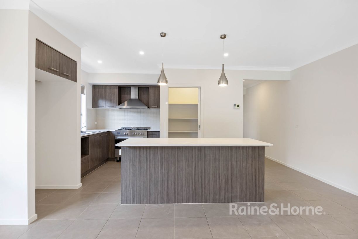 30 Rockfern Crescent — photo 3 of 18