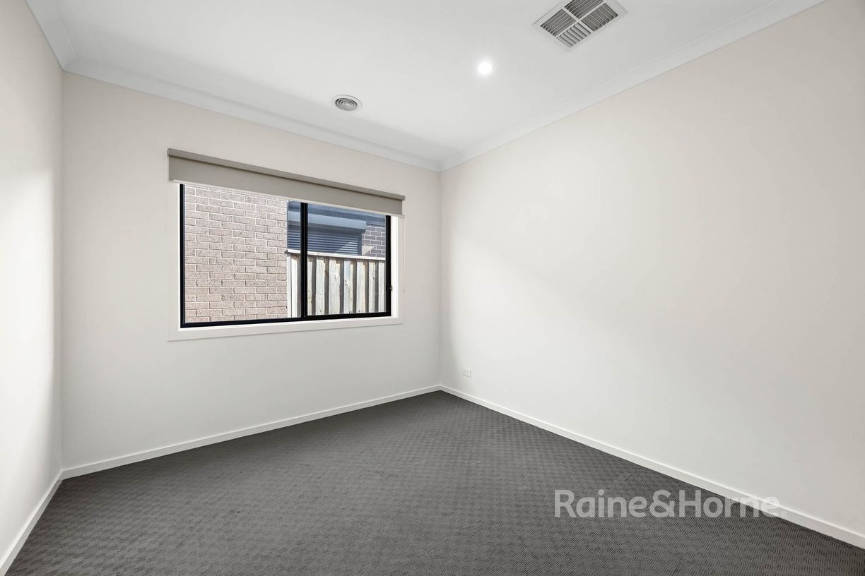 30 Rockfern Crescent — photo 13 of 18
