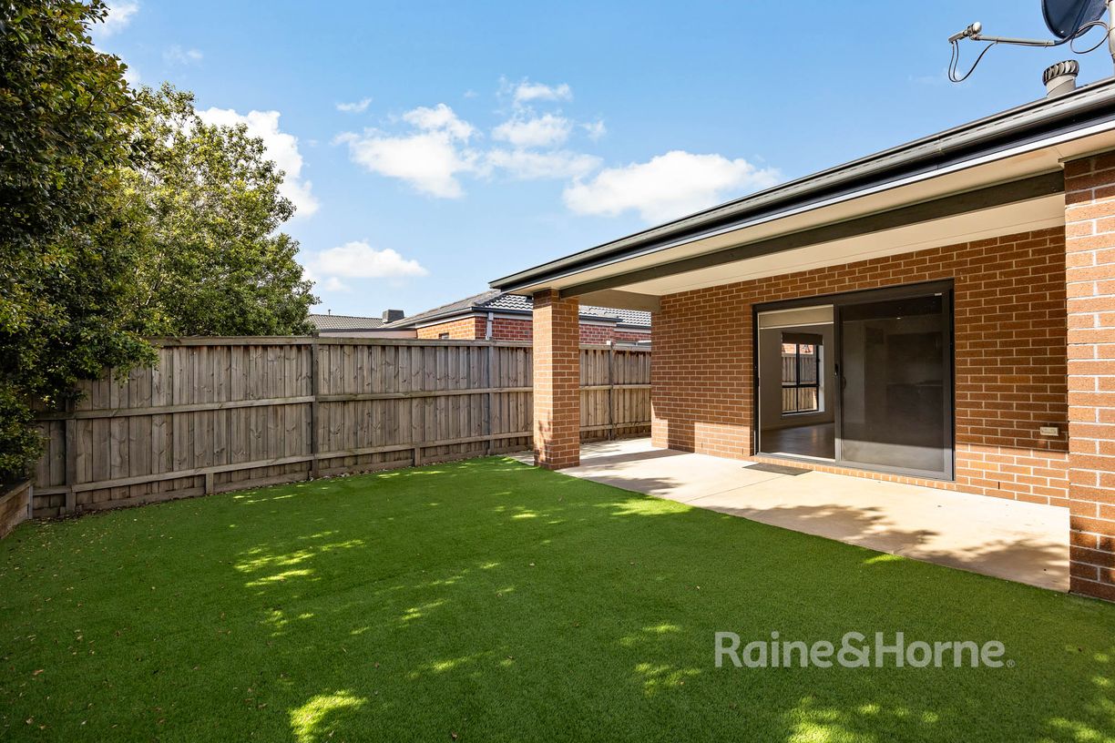 30 Rockfern Crescent — photo 14 of 18