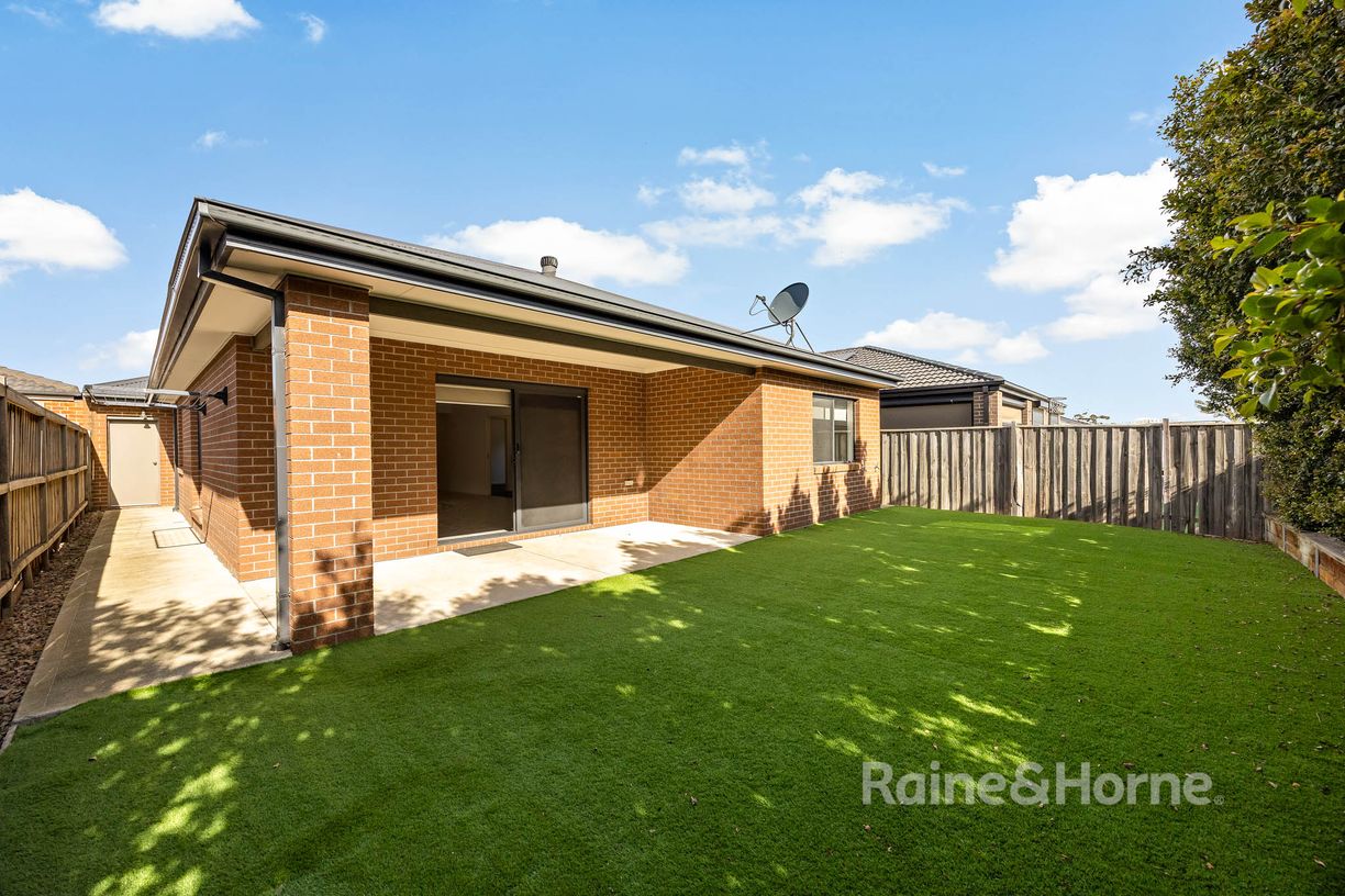 30 Rockfern Crescent — photo 15 of 18