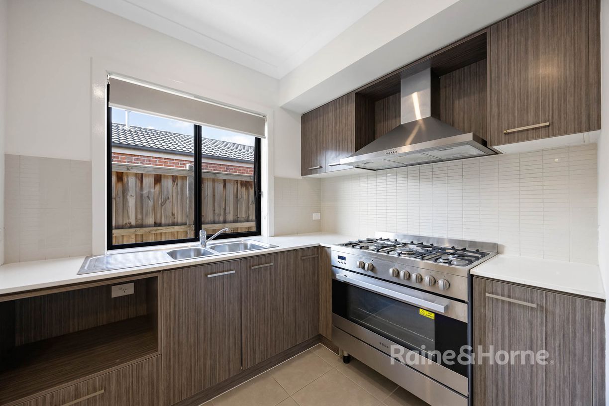 30 Rockfern Crescent — photo 4 of 18