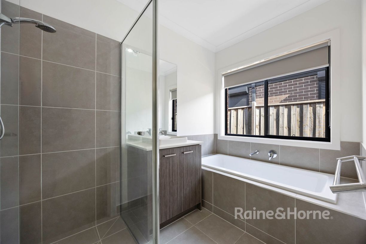 30 Rockfern Crescent — photo 9 of 18