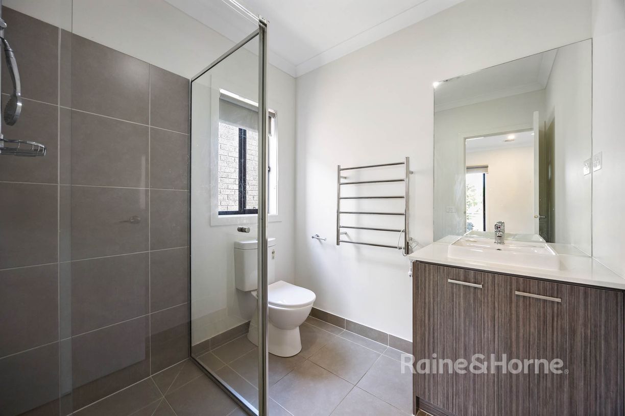 30 Rockfern Crescent — photo 11 of 18