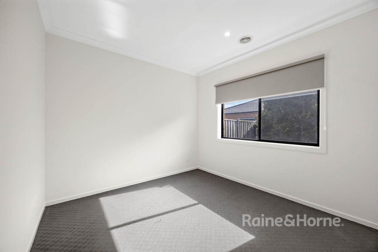 30 Rockfern Crescent — photo 12 of 18