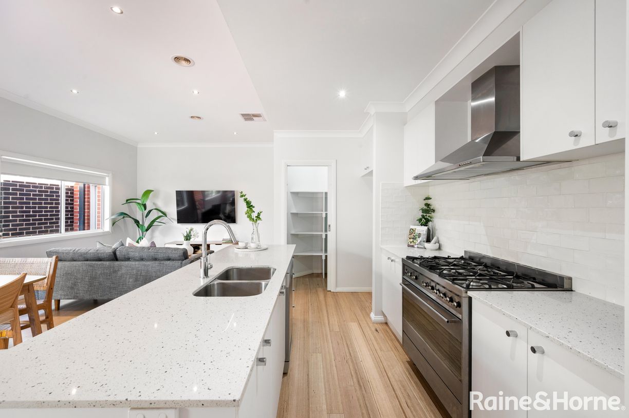 21 Bloomdale Avenue — photo 10 of 26