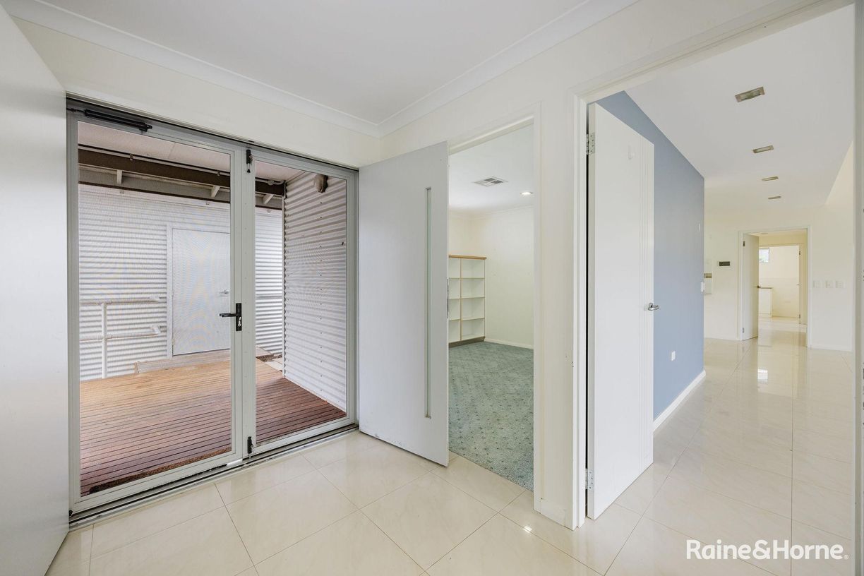 8 Glendale Close — photo 11 of 27