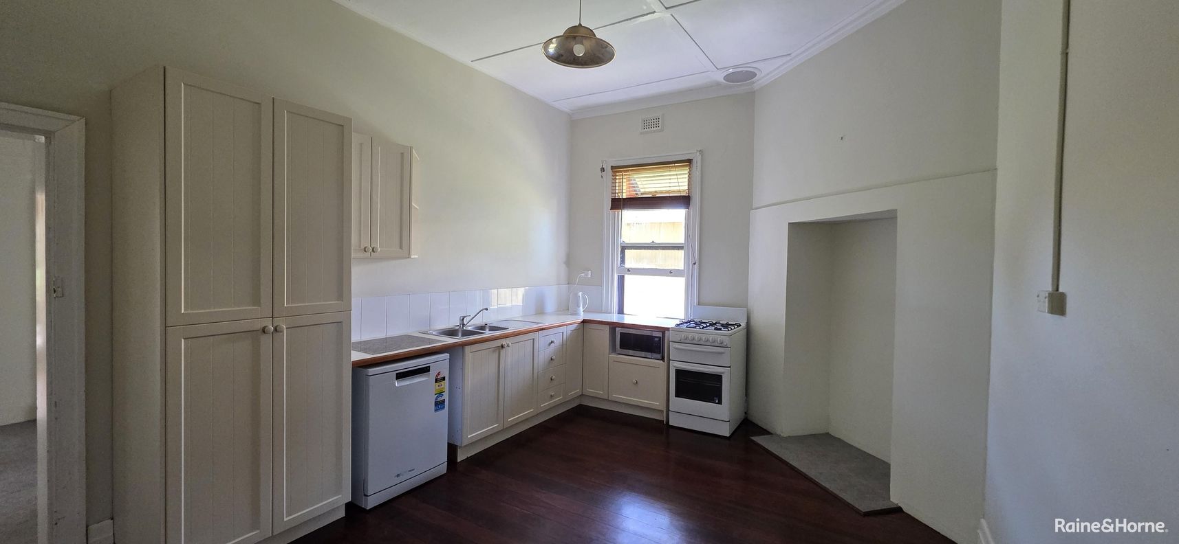 11 McLeod St — photo 4 of 15