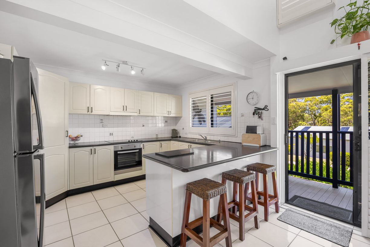 38 Todmorden Road — photo 4 of 30
