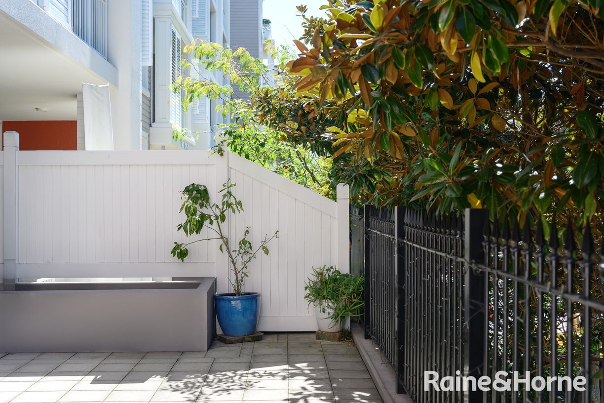 214/2 Palm Avenue — photo 9 of 14
