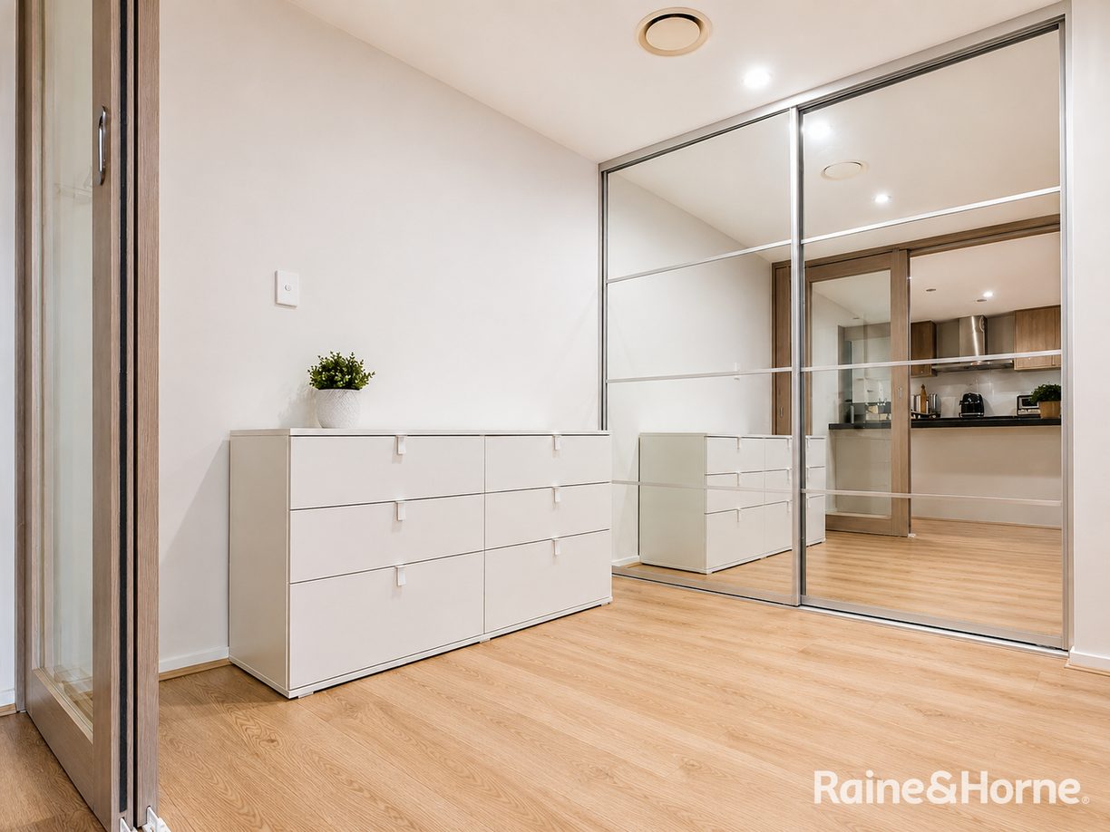 202/4 Timbrol Avenue — photo 3 of 12