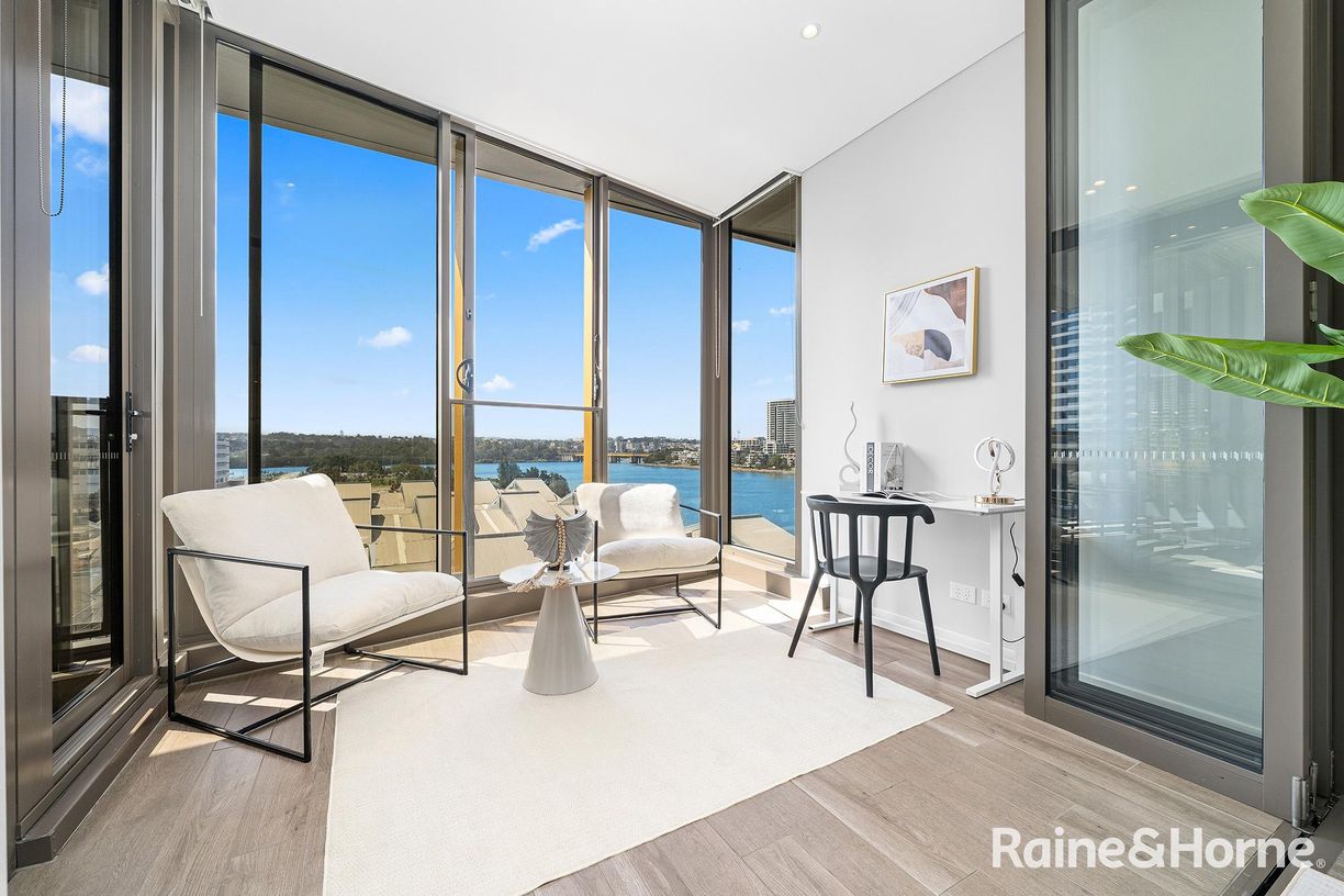 703/3 Foreshore Place — photo 3 of 13