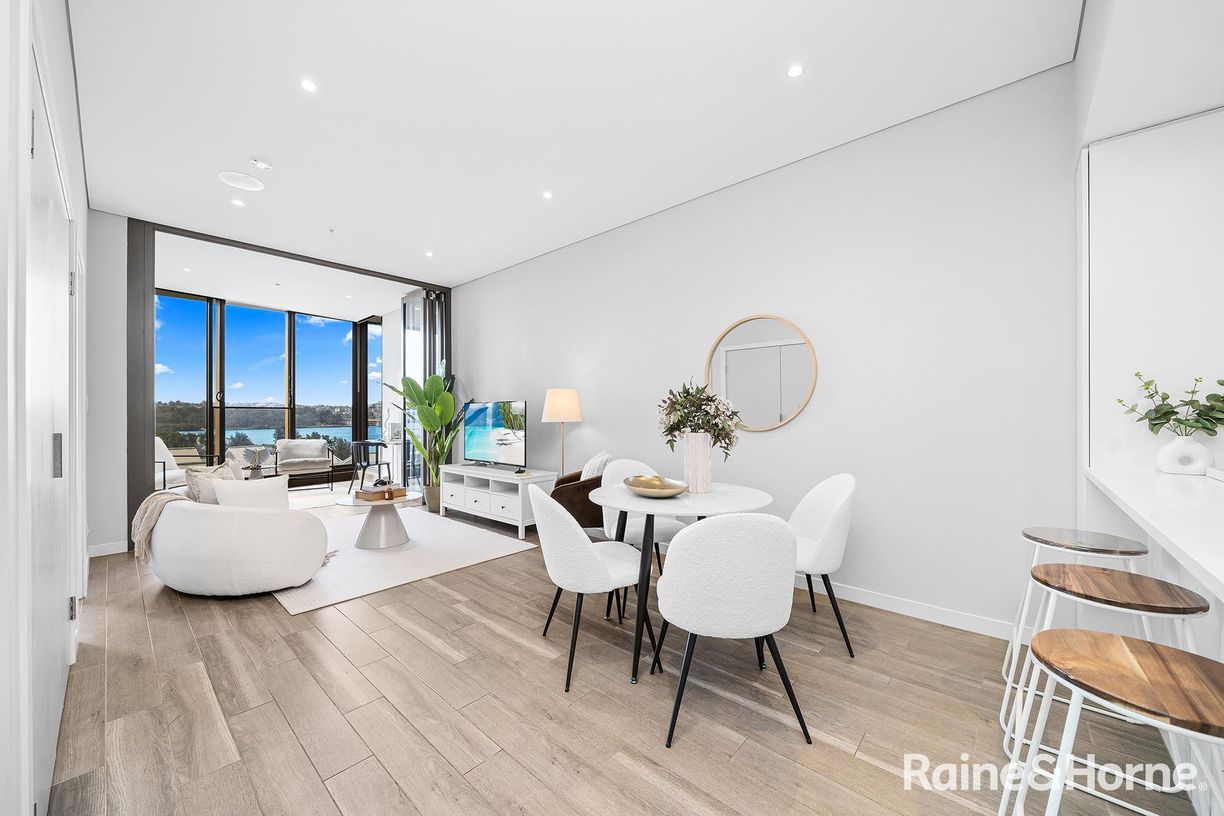 703/3 Foreshore Place — photo 9 of 13