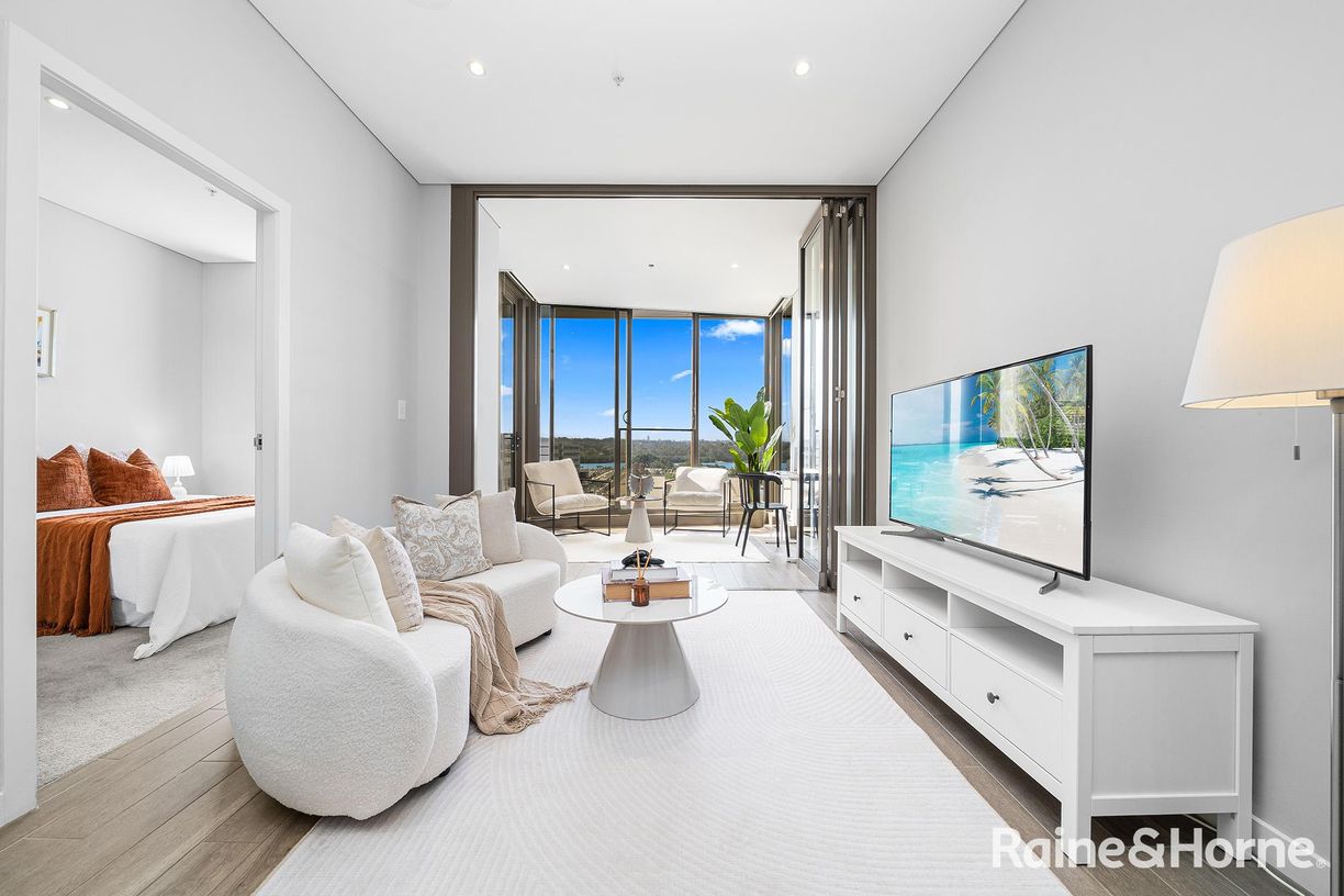 703/3 Foreshore Place — photo 2 of 13
