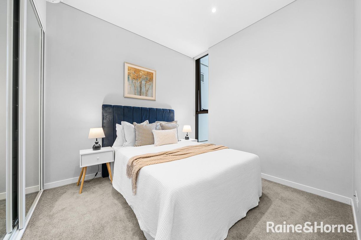 703/3 Foreshore Place — photo 8 of 13