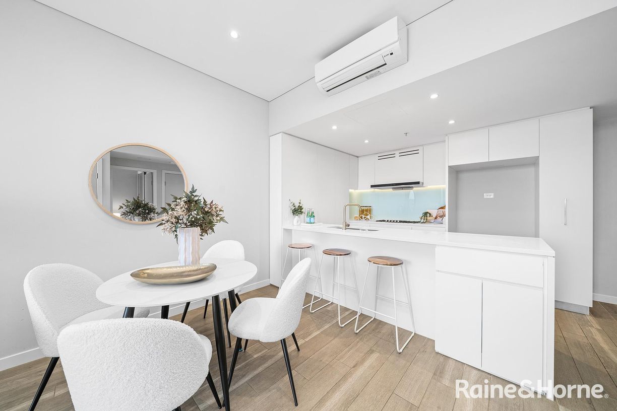703/3 Foreshore Place — photo 4 of 13