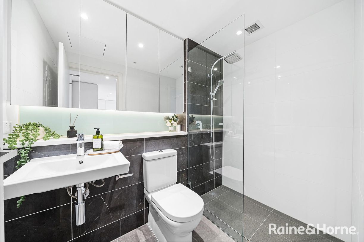 703/3 Foreshore Place — photo 7 of 13